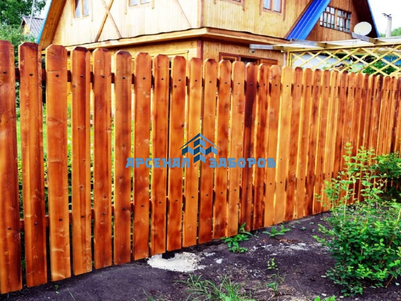 Забор из дерева - классика загородного ограждения